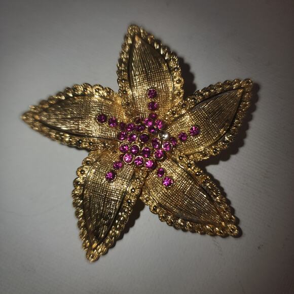 VINTAGE EUC GOLD TONE PINK RHINESTONE FLORAL PIN - Picture 1 of 4